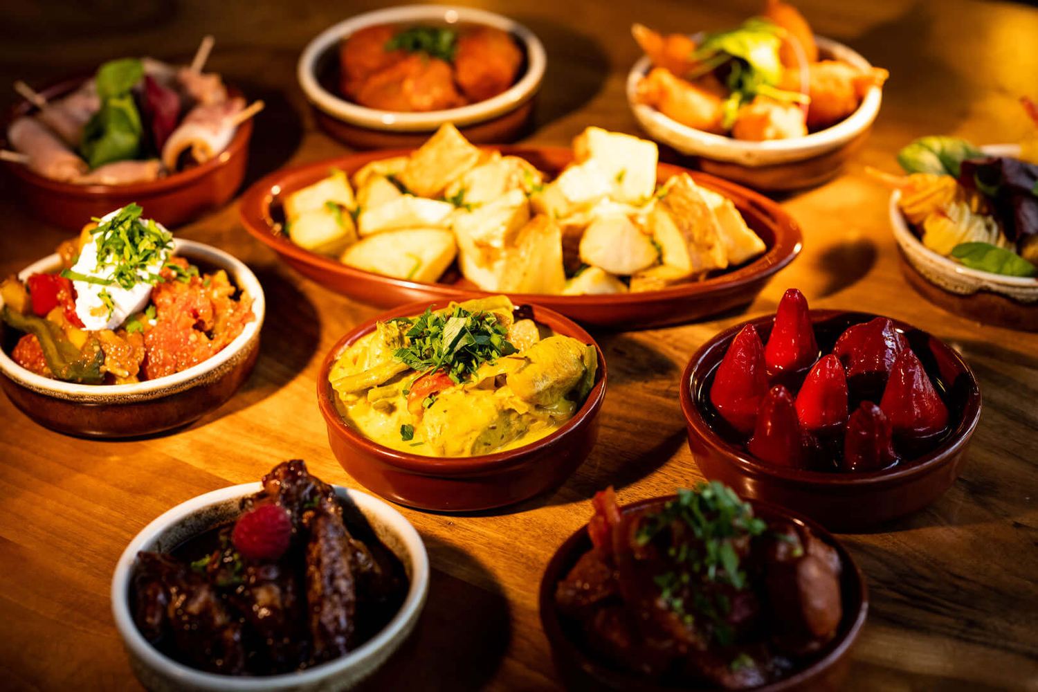 Mediterrane Tapas und Meze von oben
