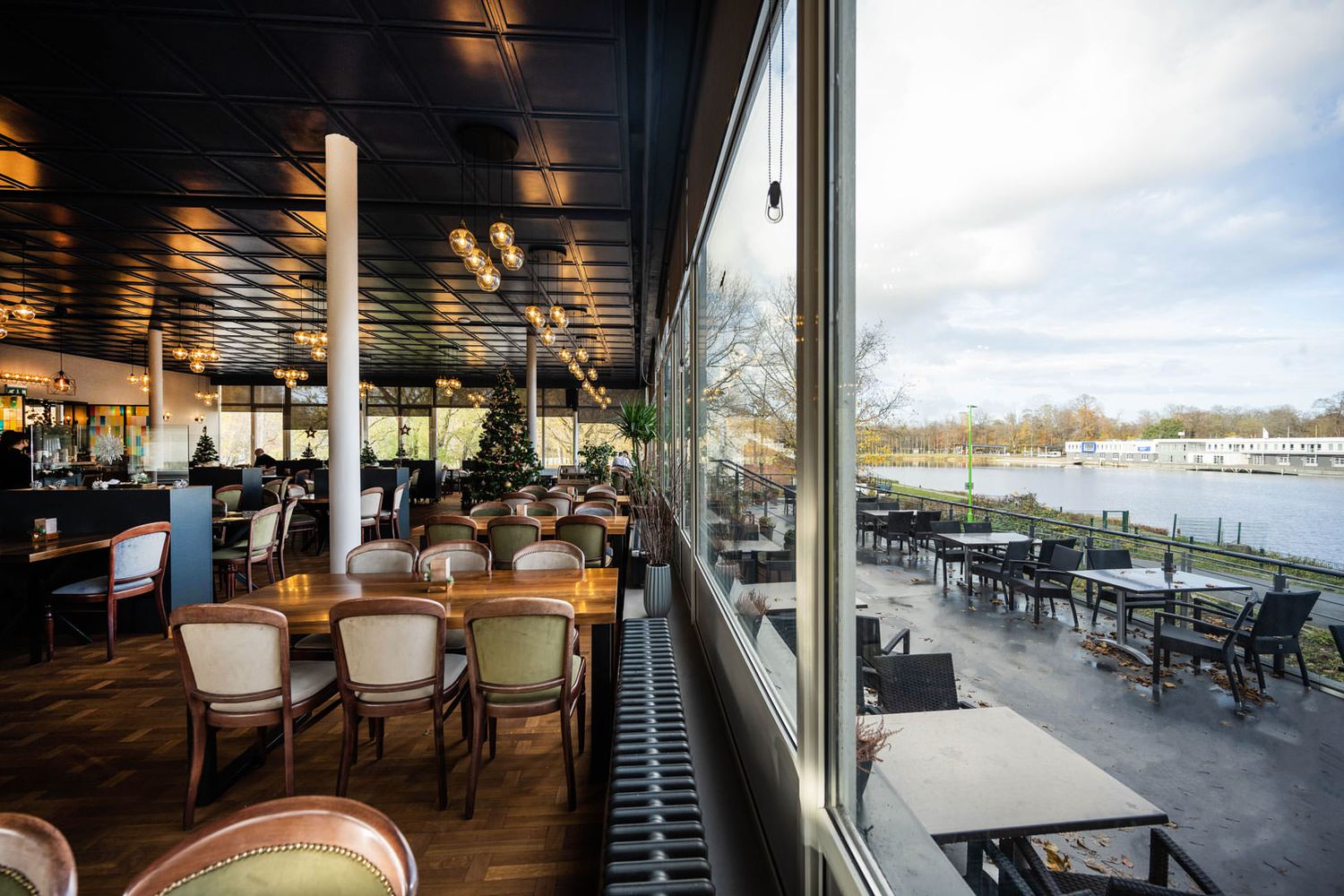 Terrasse der Insel mit weitem Blick über die Regattabahn Wedau