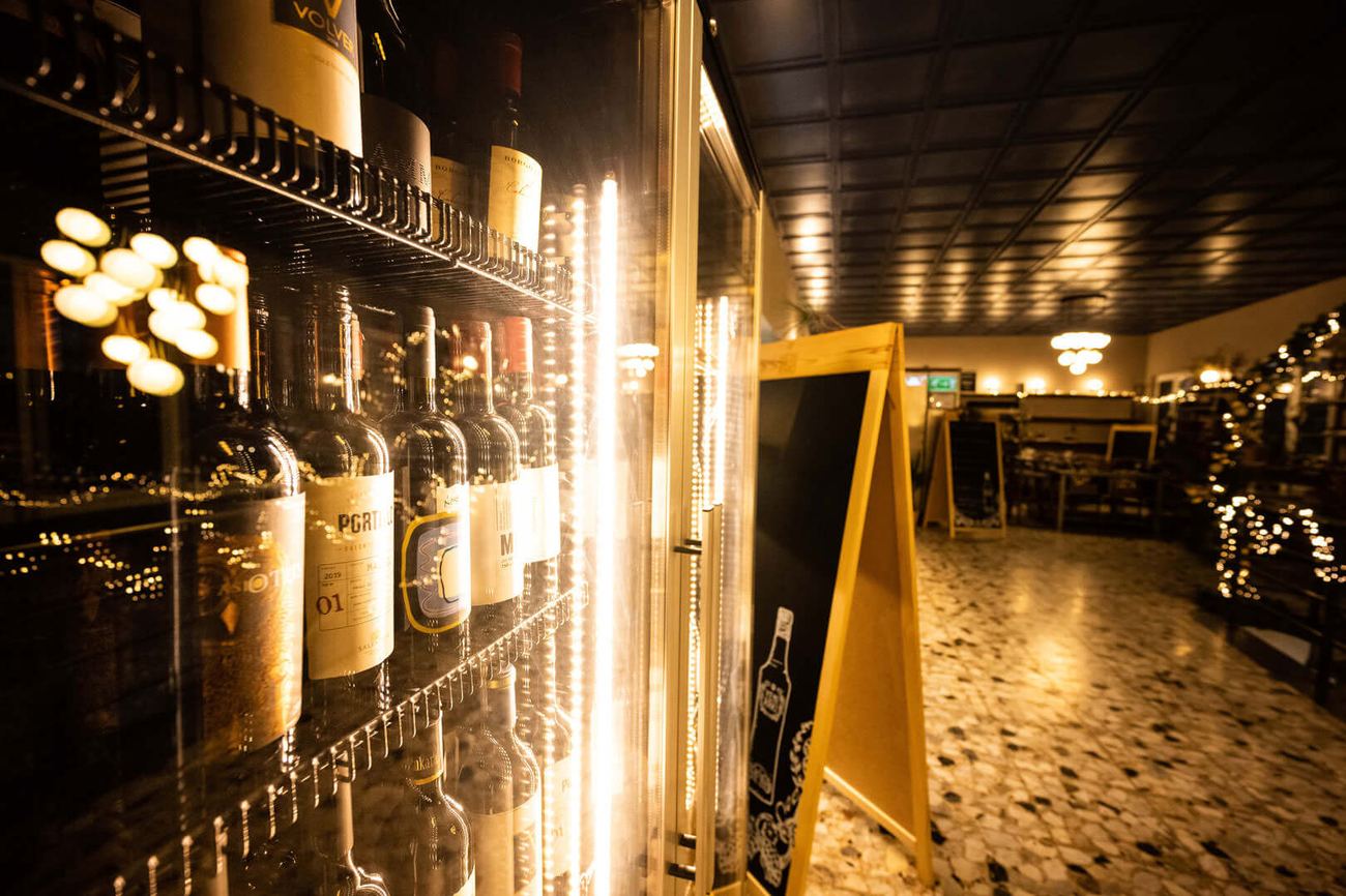 Weinregal mit warmem Licht